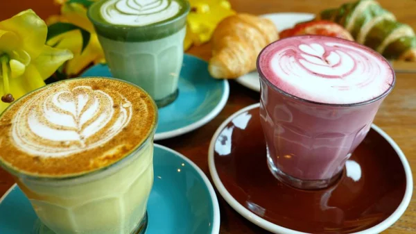 Colorido café Hipster con cruasanes para el desayuno en la cafetería — Foto de Stock