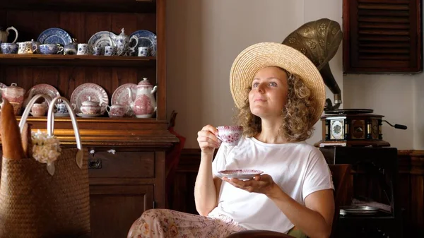 Kvinna dricka te eller kaffe i vintage Café på sommaren — Stockfoto