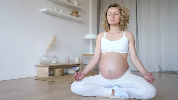 Беременность йога, фитнес концепция. Молодая беременная женщина проводит предродовую медитацию . — стоковое фото