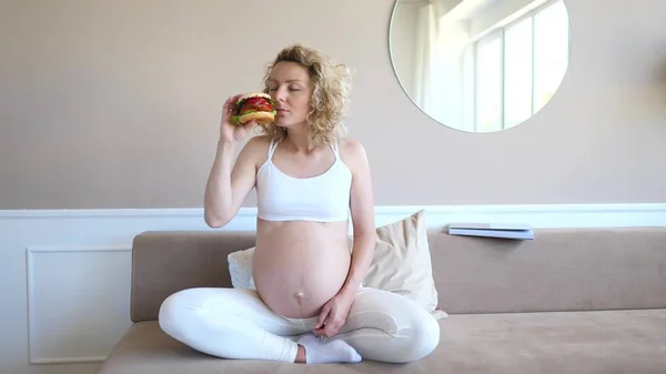 Fast Food Cravings of Pregnant Woman With Burger . — стоковое фото