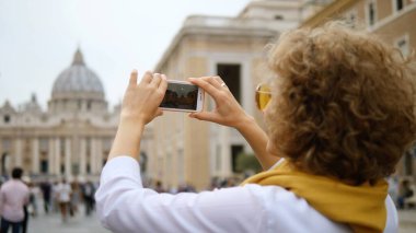 Akıllı Telefonla Tarihi Fotoğrafları Çeken Bayan Turist, Avrupa 'da Seyahat Ediyor