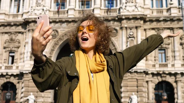 Voyage touristique femme souriant prendre Selfie Photo avec Smartphone en ville . — Photo