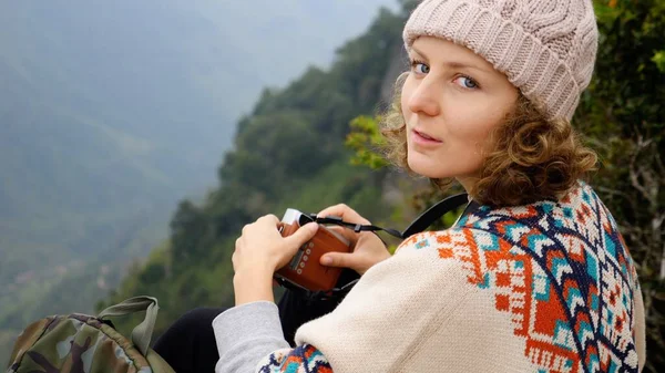Retrato de una joven excursionista sentada en la cima de la montaña —  Fotos de Stock