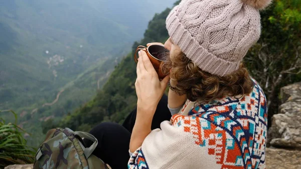 Joven viajera bebiendo té en la cima de la montaña —  Fotos de Stock