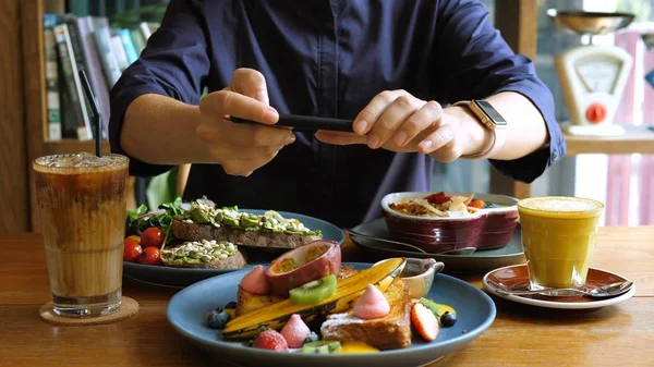 Technologie, sociale media en voedseltrends. Eten fotograferen In Restaurant. — Stockfoto