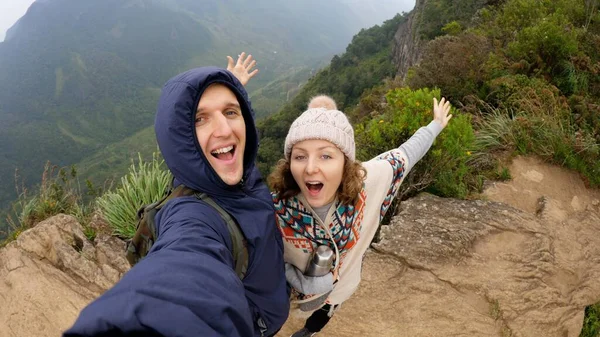 Activo senderismo pareja tomando selfie en las montañas —  Fotos de Stock