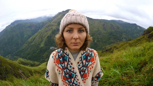 Retrato de una joven excursionista en las montañas con poncho y sombrero —  Fotos de Stock