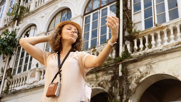 Jeune femme touriste prendre Selfie en ville en vacances — Photo