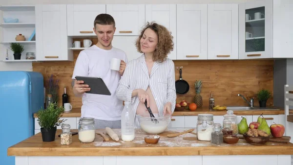 Glücklich Familie Kochen in der Küche mit Tablet-Computer — Stockfoto