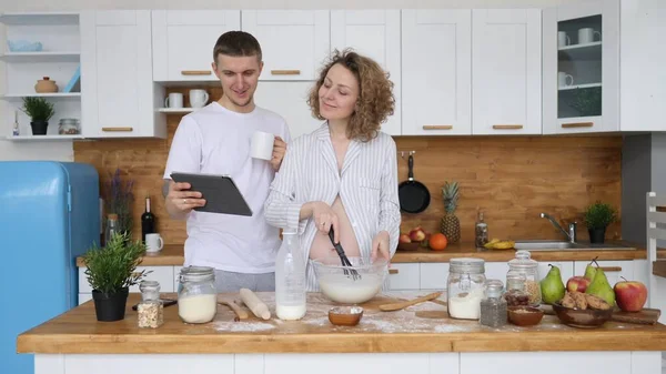 Cuisine familiale heureuse dans la cuisine à l'aide d'un ordinateur tablette — Photo