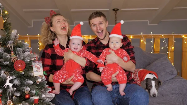 Dört kişilik mutlu bir aile Noel ağacının yanında Noel 'i kutlamak için bir araya geldi.. — Stok fotoğraf