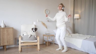 Mutlu Dans Eden Hamile Kadın Evde.