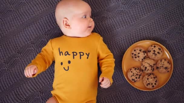 Bebé teniendo galletas de chocolate con chocolate caliente y malvavisco . — Vídeos de Stock
