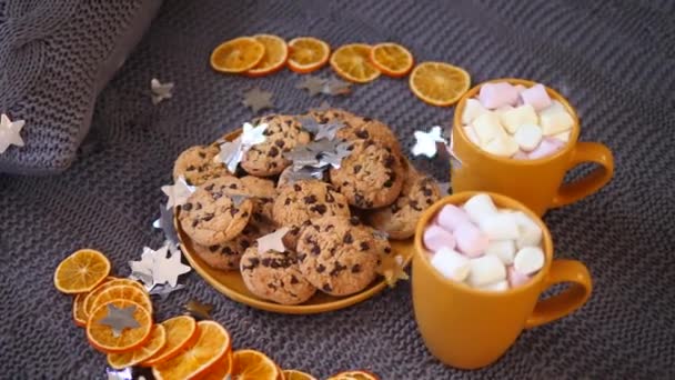 Vacaciones. Navidad, Celebración, Concepto de humor festivo. Estrellas de plata cayendo sobre chocolate caliente y galletas . — Vídeo de stock