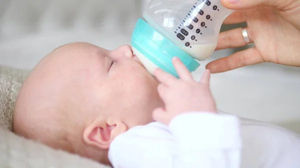 Mother Feeding Her Baby boy with A Bottle. — ストック写真
