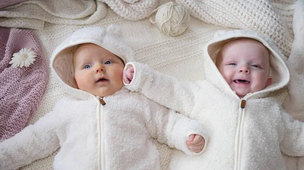 Vue du dessus de joyeux bébés gais allongés sur le lit . — Photo