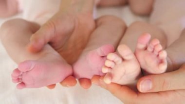 Annenin Ellerinde İkizlerin Yeni Doğmuş Bebek Ayakları.
