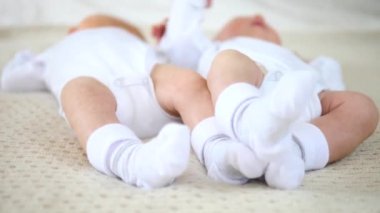 Yeni doğmuş bebek ikizlerin çorapları. Bebek Bacakları.