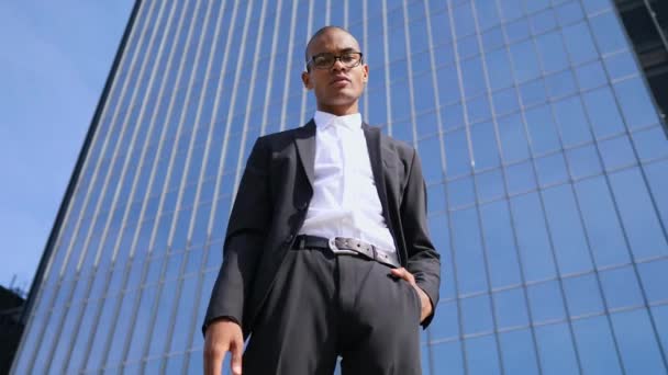 Bello uomo d'affari di razza mista alla moda in città . — Video Stock