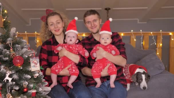 Conceito de família de Natal. Mãe, pai com dois bebês gêmeos e cachorro celebrando o Natal . — Vídeo de Stock