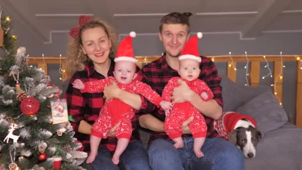 Šťastná rodina slaví Vánoce doma — Stock video