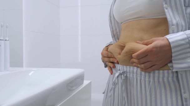 Nahaufnahme von Wochenbett-Bauch nach der Geburt. — Stockvideo