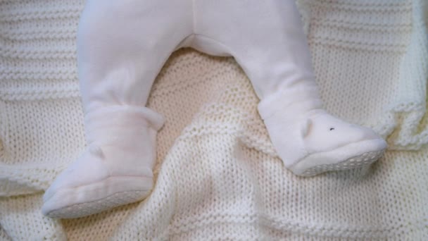 Piernas de bebé en suaves botines de felpa . — Vídeo de stock