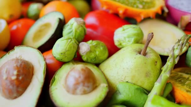 Buntes, helles Gemüse und Obst. Nahaufnahme. — Stockvideo