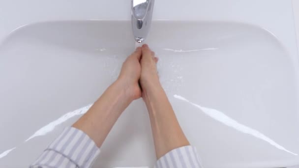 Weibliche Hände waschen sich im Waschbecken — Stockvideo