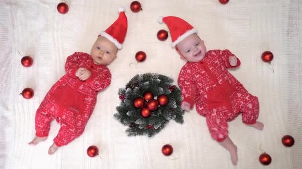 Roztomilé holčičky slaví Vánoce v kostýmech Santa — Stock video