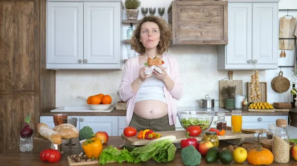 Mulher grávida bonita comer hambúrguer — Fotografia de Stock