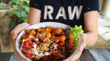 Kadın Elleri Sağlıklı Organik Vejetaryen Salatası Tatlı Patatesli