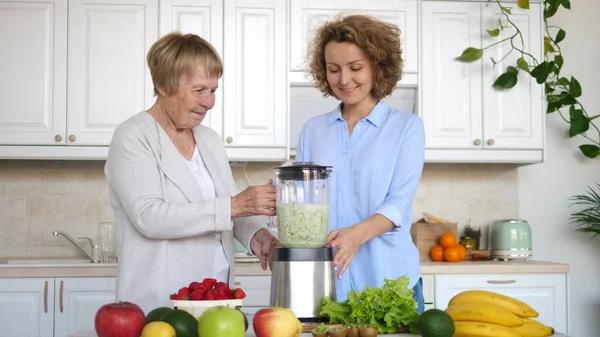 Barnbarn och mormor förbereder hälsosam smoothie i köket — Stockfoto