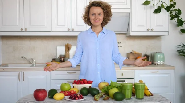 Pessoas e conceito de dieta saudável. Cozinhar feminino na cozinha . — Fotografia de Stock