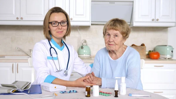 Portrait de femme médecin et patiente âgée — Photo