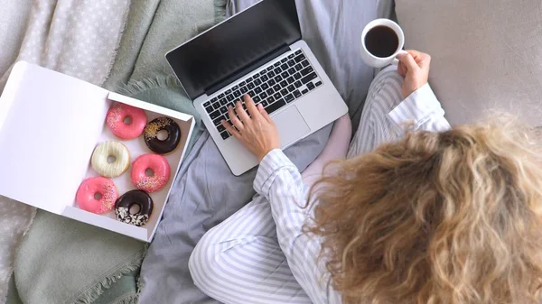 İnsanlar, Teknoloji, Uzaktan Kumanda, Mesafe, İş Yeri, Dijital Göçebe Konsepti. Evde Dizüstü bilgisayarı olan kadın.