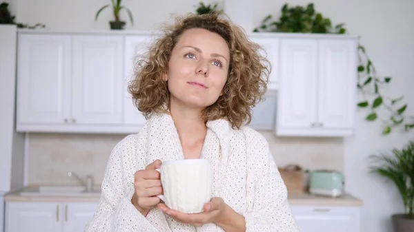 Mujer oliendo café en la mañana en casa —  Fotos de Stock