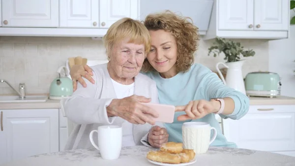 Uśmiechnięta babcia i wnuczka robią zdjęcie Selfie na smartfonie. — Zdjęcie stockowe