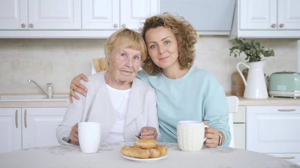 Grootmoeder en kleindochter portret in keuken — Stockfoto