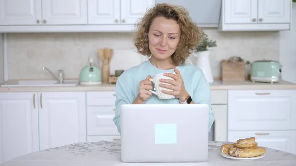 Concepto de gente y tecnología. Chica trabajando con ordenador portátil en casa . — Foto de Stock