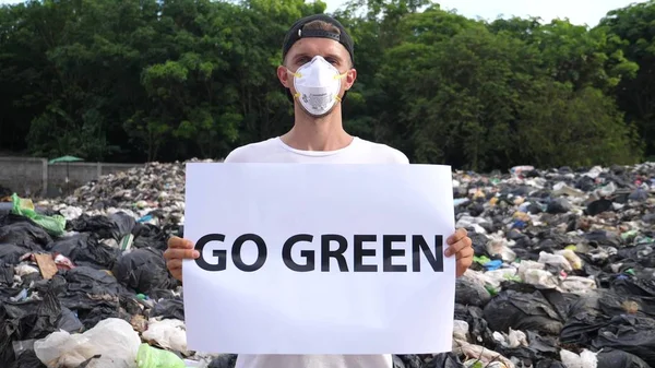 環境を守るために戦う男性活動家. — ストック写真