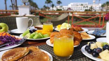 Portakal suyu, meyve suyu, krep ve kruvasanla kahvaltı. Yakın çekim..