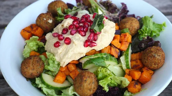 Sağlıklı beslenme kavramı. Falafel, Humus, Bulgur ve Avokado 'lu Vegan Salataları.