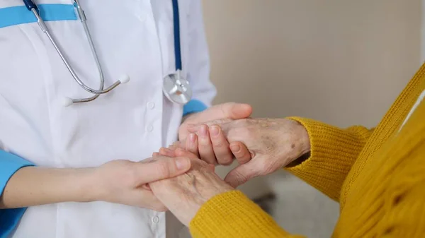 Doktor Yaşlı Kadın Hastanın Ellerini Tutuyor. — Stok fotoğraf