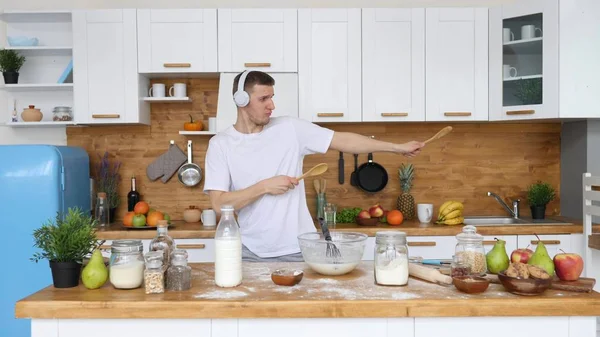 Šťastná, inspirující, povznášející koncepce životního stylu. Man Dancing In Kitchen. Dobré ráno. — Stock fotografie