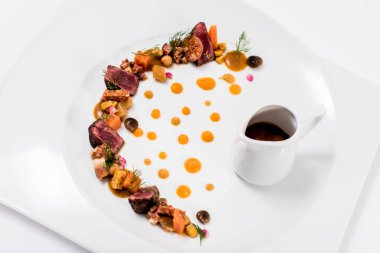 Beyaz arka planda sebzeli yemekler