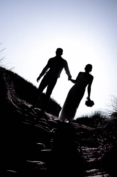 Hochzeitspaar Den Dünen Mit Blumen — Stockfoto