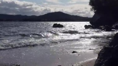 Sahil, kum ve deniz manzarası, Mallorca 'nın arkasında dağlar var.