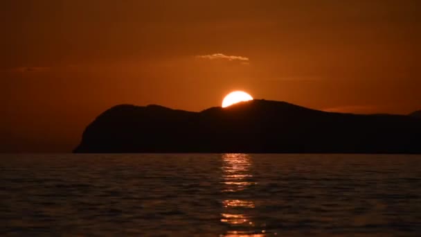 Paesaggio Marino Veloce Con Sole Dietro Montagna Tramonto Nel Mar — Video Stock