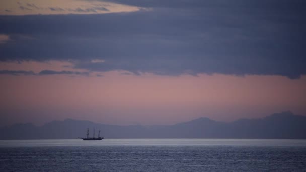 Θαλάσσιο Τοπίο Ένα Πλοίο Στον Ορίζοντα Κατά Ηλιοβασίλεμα — Αρχείο Βίντεο